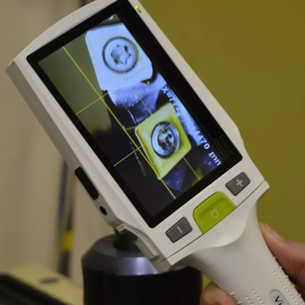 Cyfrowa lupa inspekcyjna Camβ pokazująca w&nbsp;powiększeniu płytkę skrawającą podczas kontroli narzędzia