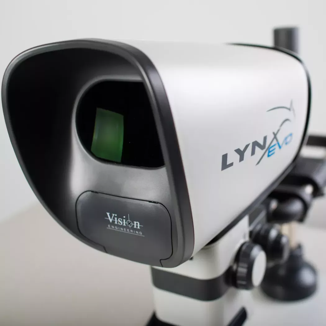 Detaliczny widok głowicy optycznej mikroskopu Lynx EVO Vision Engineering