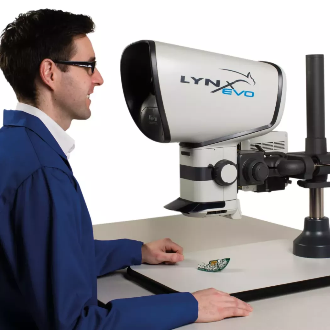 Operator w&nbsp;ergonomicznej pozycji przy bocznym widoku mikroskopu Lynx EVO