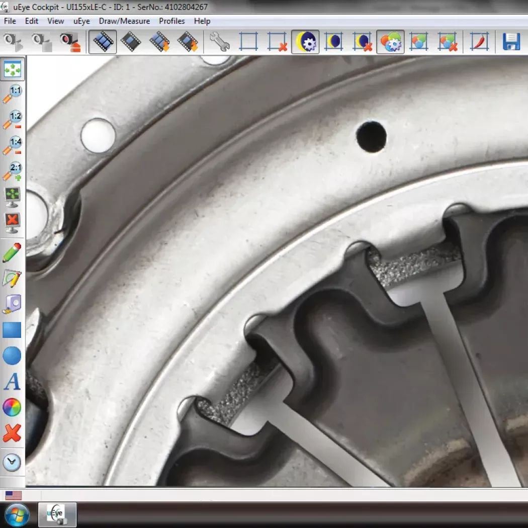 Zbliżenie detalu metalowego oglądanego w&nbsp;mikroskopie inspekcyjnym Lynx EVO