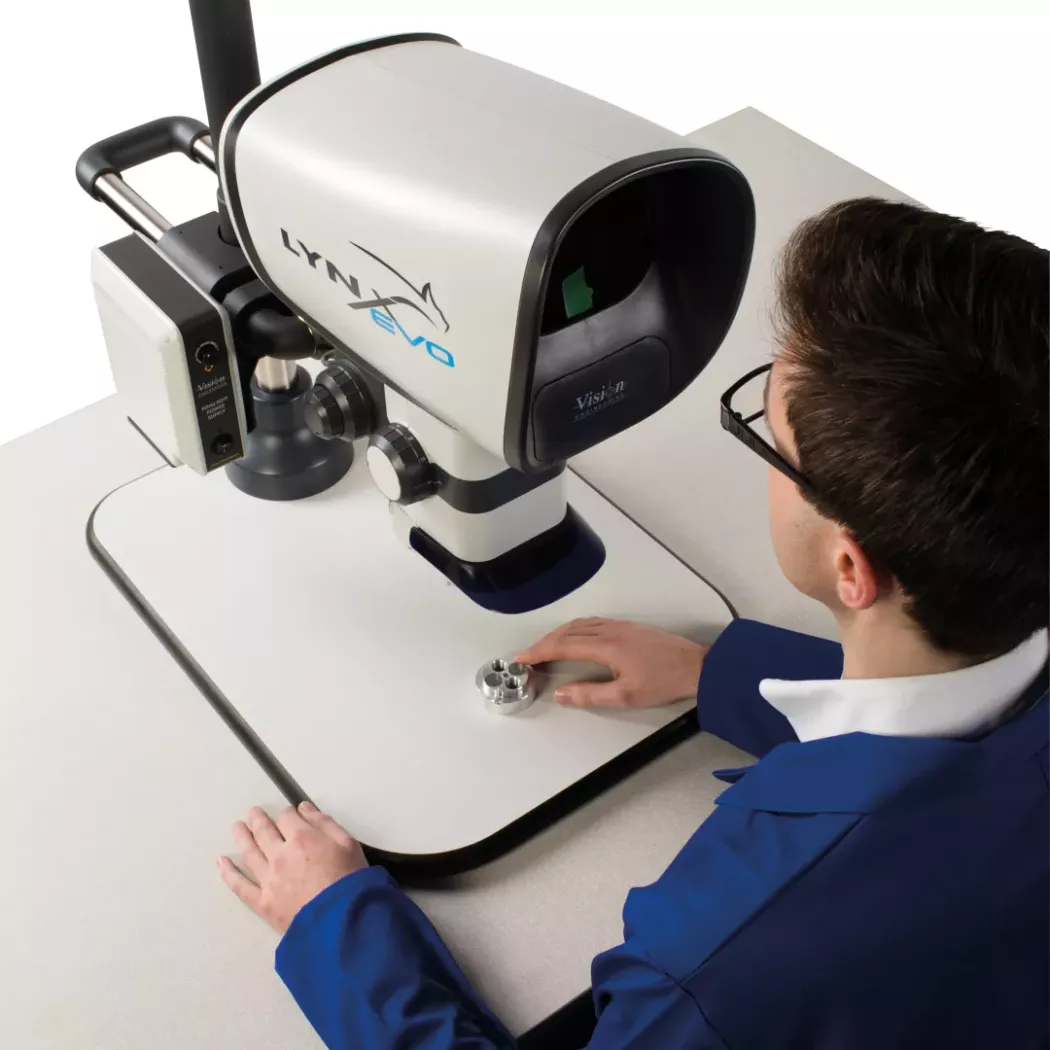 Użytkownik wykonujący inspekcję detalu na mikroskopie Lynx EVO widziany z&nbsp;góry