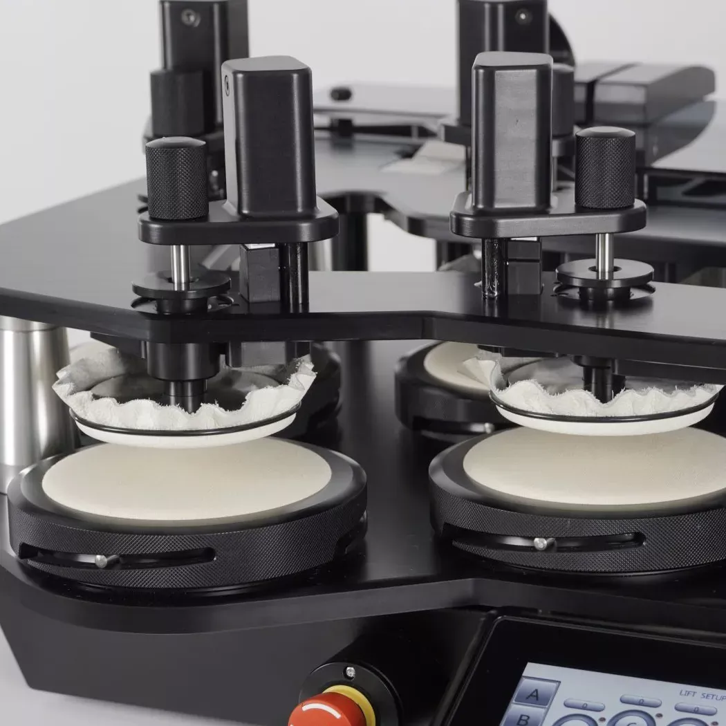 Zbliżenie głowic testowych aparatu Martindale Motion marki James Heal