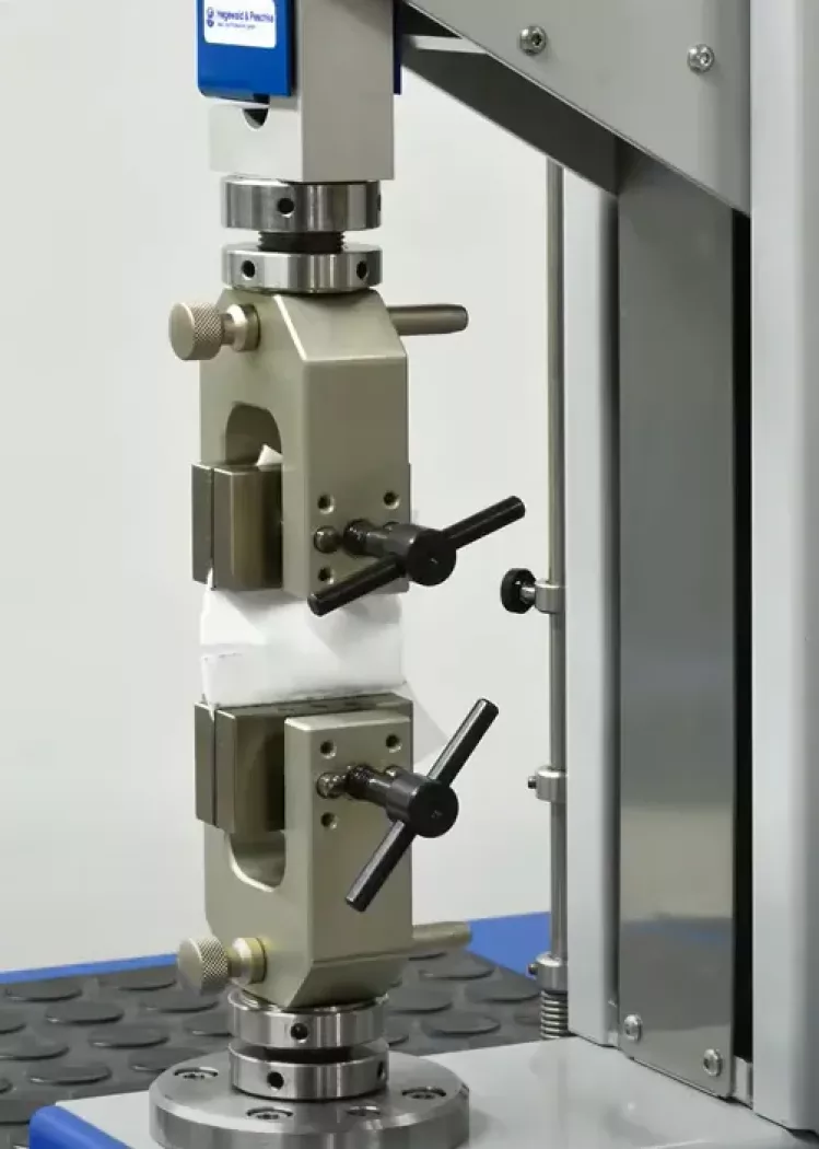 Uchwyt maszyny Inspekt solo Hegewald & Peschke podczas testu wytrzymałościowego