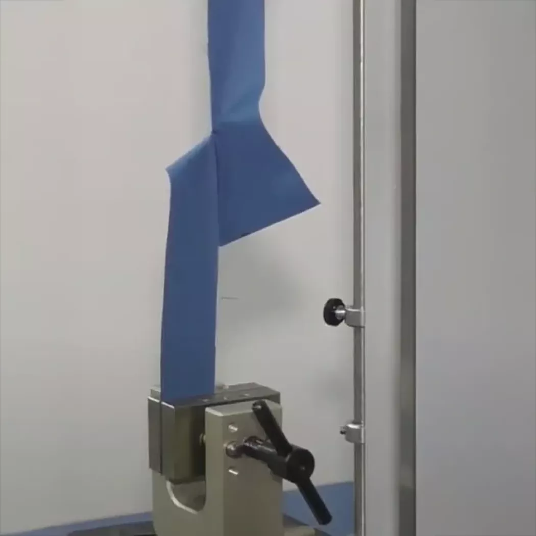 Próba rozciągania materiału na maszynie wytrzymałościowej Inspekt solo Hegewald & Peschke