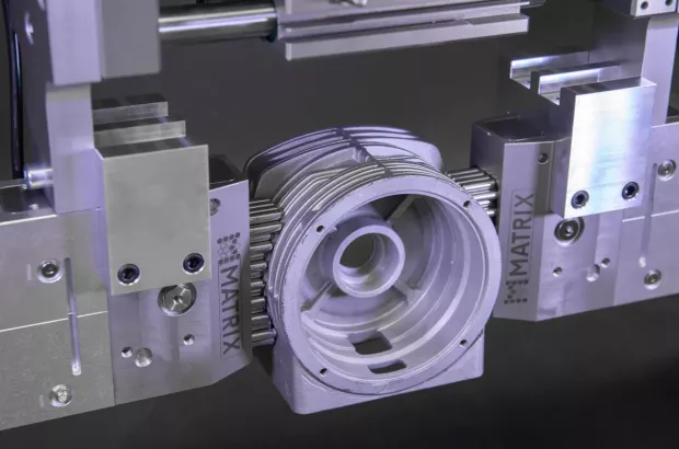 Chwytak robota z modułami MATRIX FLEX-CLAMP dopasowującymi piny do powierzchni elementu