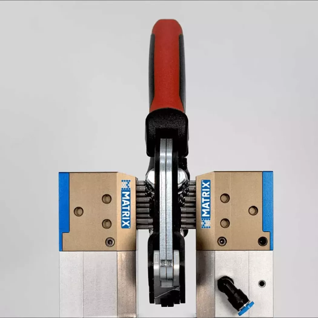 Chwytak pinowy MATRIX dopasowuje się do obłego uchwytu sekatora lub narzędzia, zapewniając pewny chwyt w&nbsp;aplikacjach robotycznych.