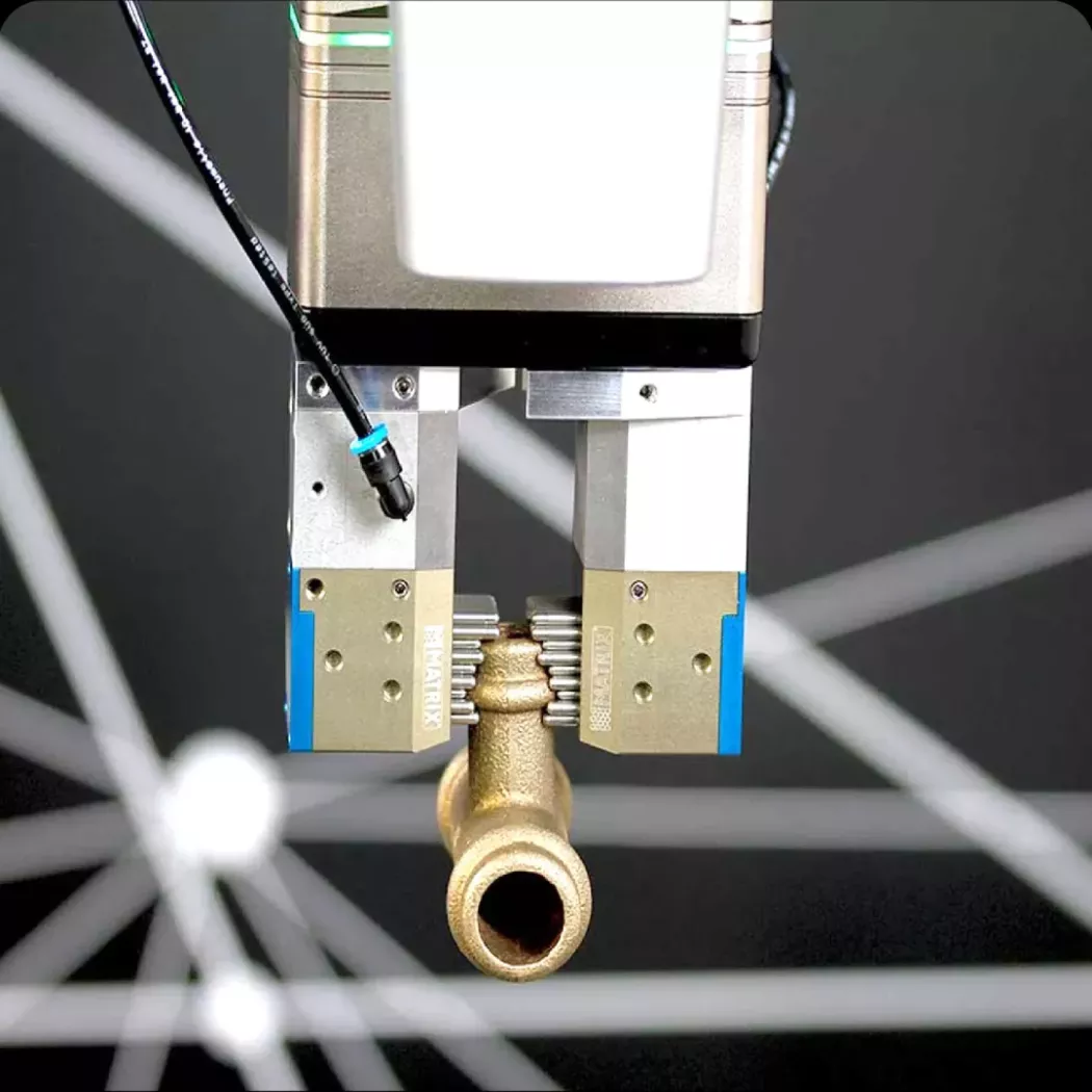 Robotyczny chwytak z&nbsp;wkładkami pinowymi MATRIX trzyma mosiężny zawór – bezpieczna manipulacja w&nbsp;automatyzacji produkcji.