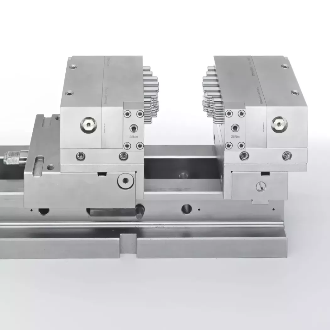 Podwójne imadło z&nbsp;pinami MATRIX na płycie bazowej – elastyczne mocowanie detali o&nbsp;różnych kształtach.