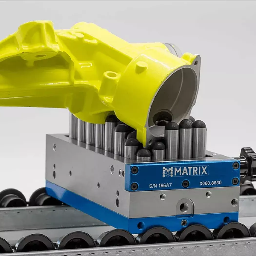 Odlew o&nbsp;złożonej geometrii podparty na płycie pinowej MATRIX; piny stabilizują element podczas transportu, obróbki lub kontroli.