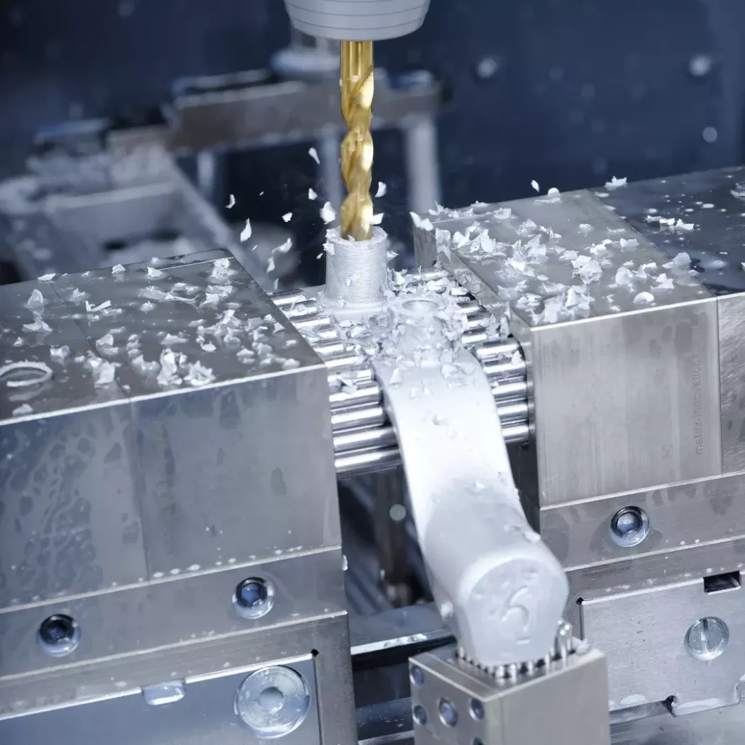 Wiercenie detalu na frezarce; element pewnie trzymany przez piny MATRIX przy intensywnym podawaniu chłodziwa.