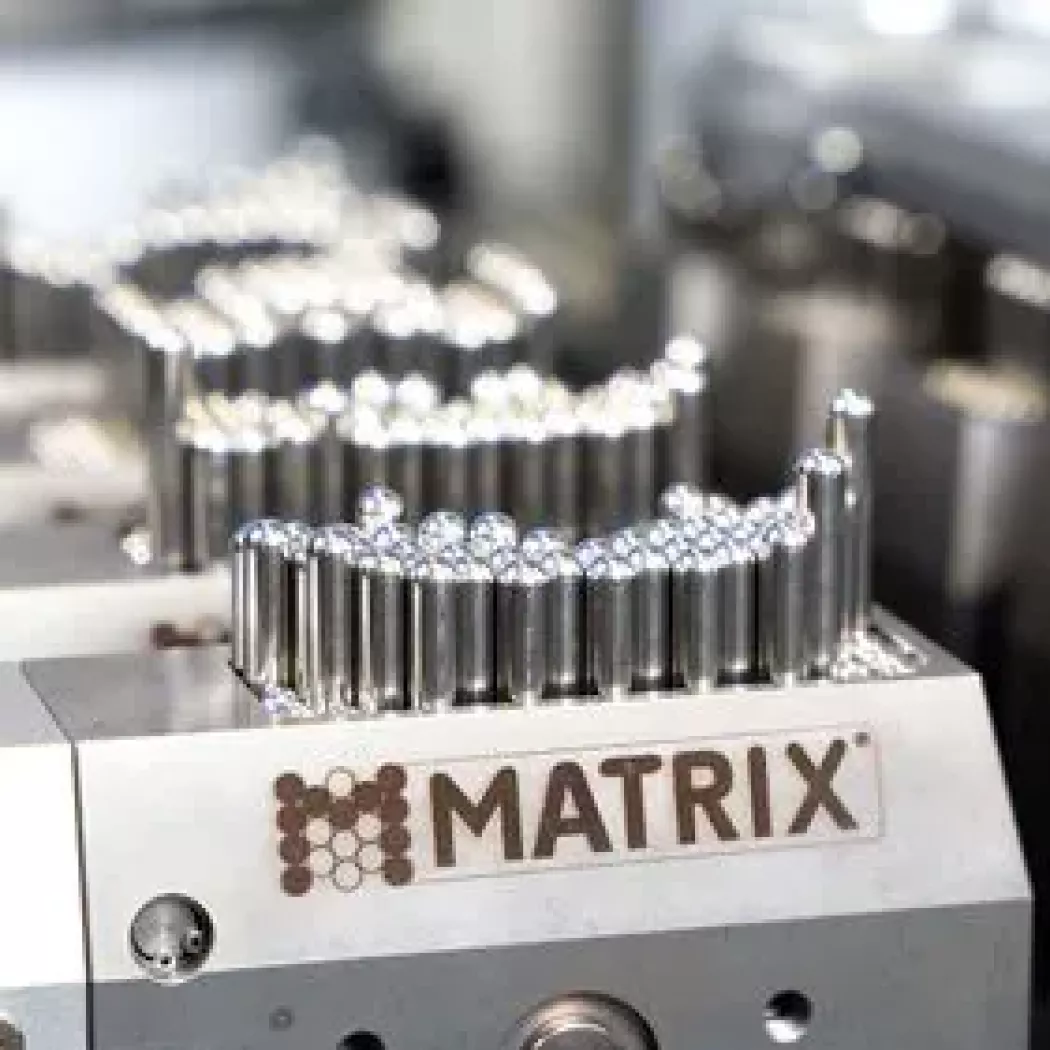 Moduły MATRIX z&nbsp;wysuniętymi pinami, które odtwarzają kształt detalu – szybkie przezbrojenia i&nbsp;powtarzalne pozycjonowanie.