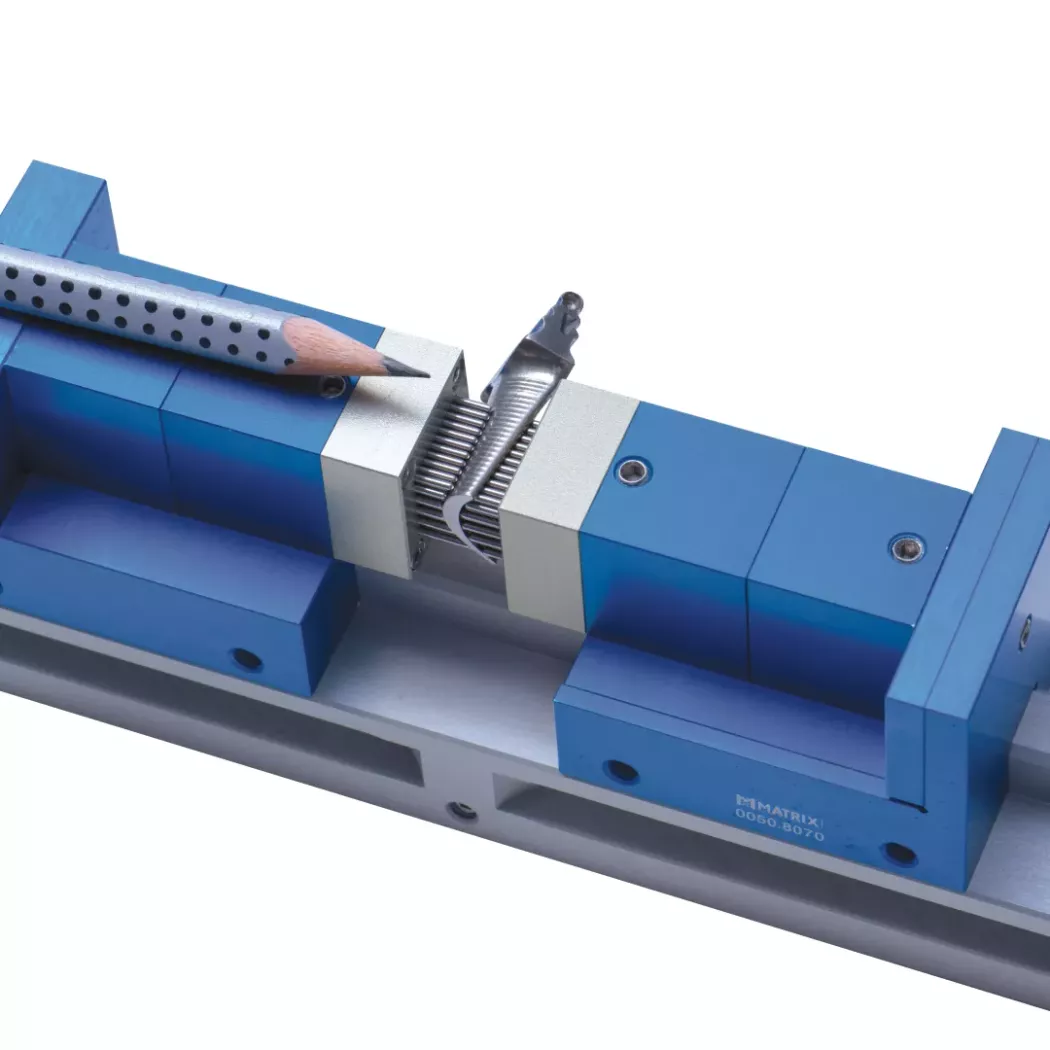 Niewielki element zamocowany w&nbsp;szczękach pinowych MATRIX; dla skali ołówek – bezpieczne podparcie bez uszkodzeń.