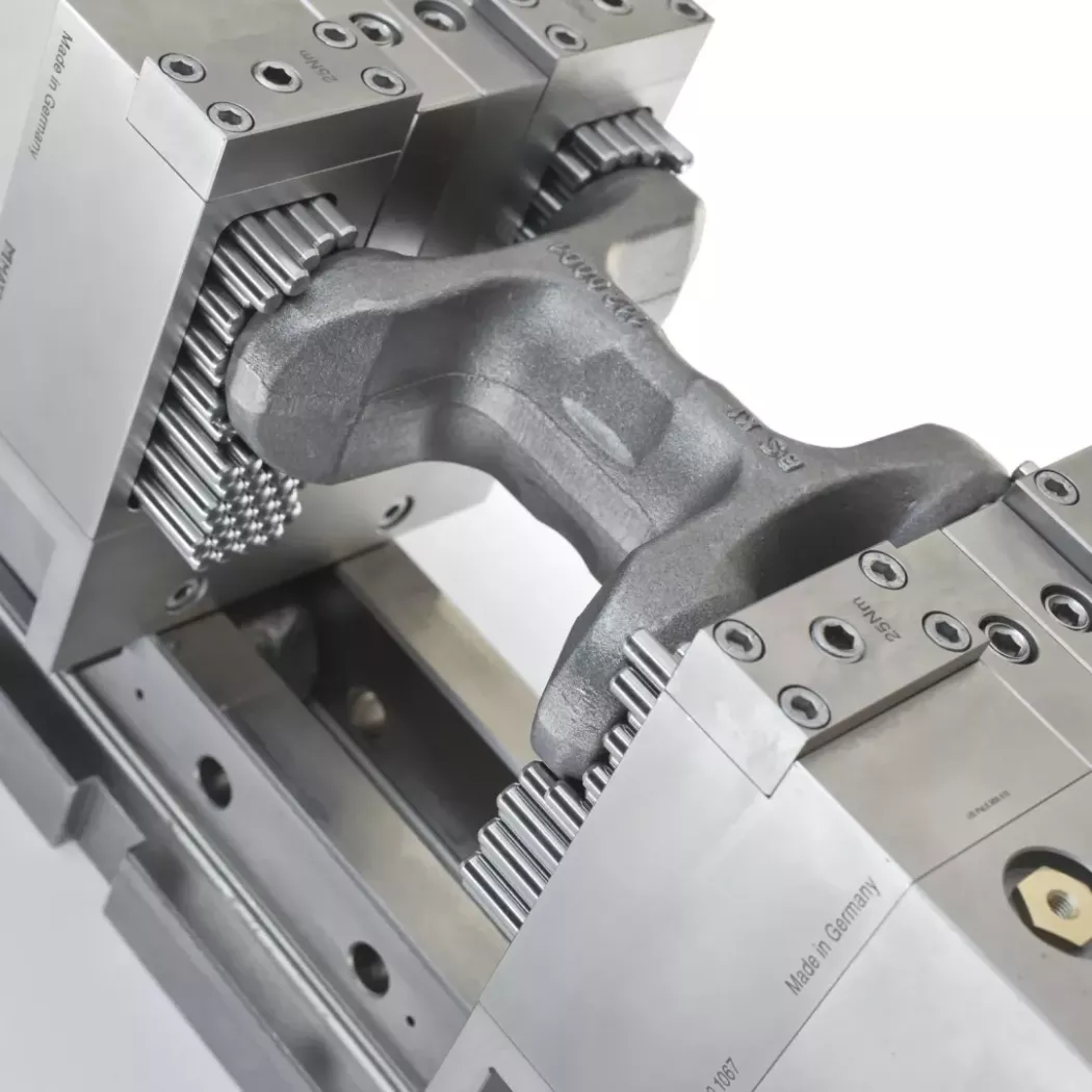 Moduły MATRIX z pinami stabilizują panel blacharski podczas pomiarów sondą stykową/ramieniem pomiarowym.