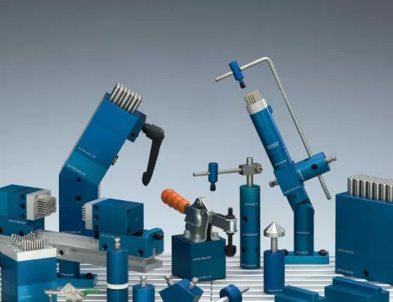 Zestaw elementów systemu mocującego MATRIX: uchwyty pinowe, podstawy, podpory i&nbsp;akcesoria do CMM oraz obróbki.