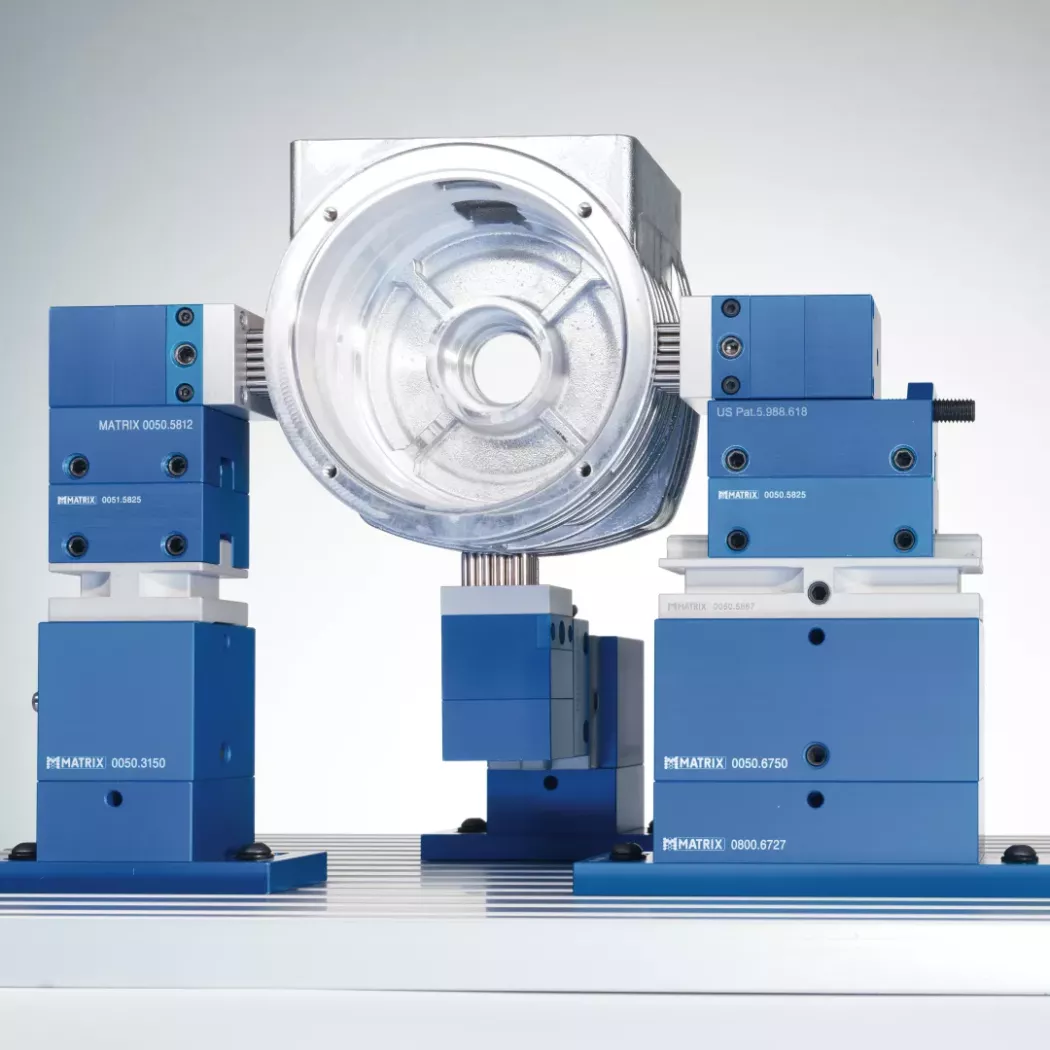 Dwa moduły MATRIX z&nbsp;pinami podpierają okrągły korpus; stabilne i&nbsp;powtarzalne mocowanie do kontroli lub montażu.