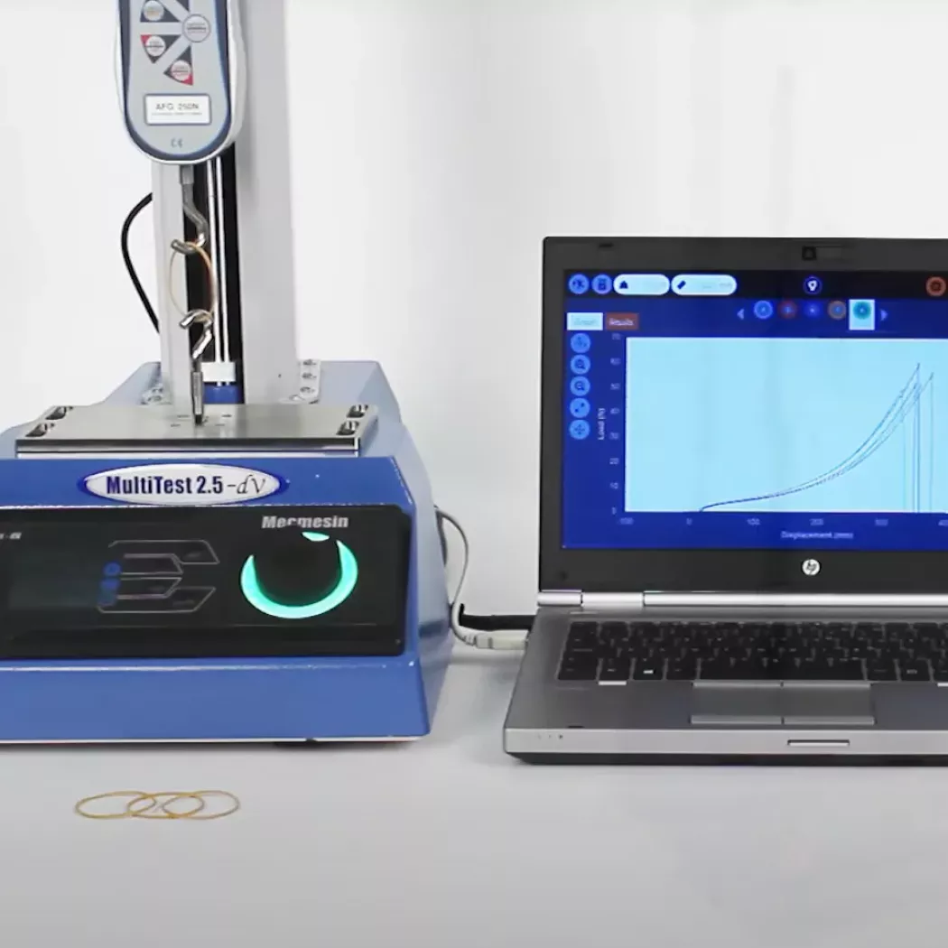 Tester siły Mecmesin MultiTest 2.5-dV połączony z&nbsp;komputerem i&nbsp;oprogramowaniem do analizy danych