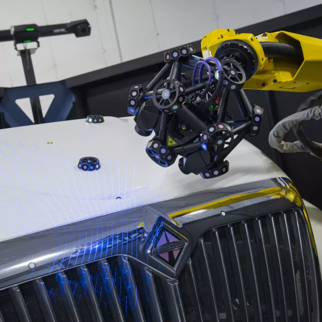 System C-Track śledzący pozycję skanera podczas pomiaru maski pojazdu