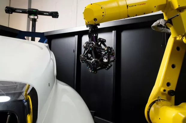 Robot z&nbsp;głowicą MetraSCAN R-Series skanuje element karoserii; automatyczna kontrola jakości w&nbsp;duchu Przemysłu 4.0