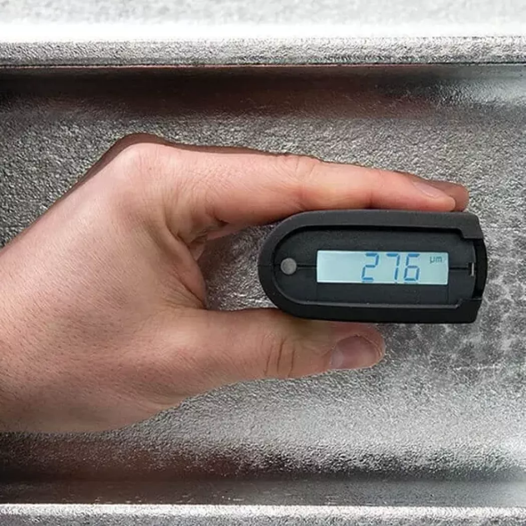 Miernik grubości powłok z&nbsp;wyświetlaczem – przykład odczytu wyniku pomiaru