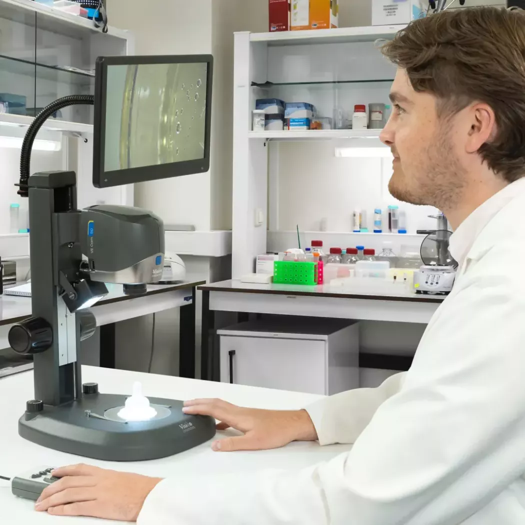 Laborant wykorzystuje mikroskop cyfrowy VE Cam do kontroli jakości elementu medycznego