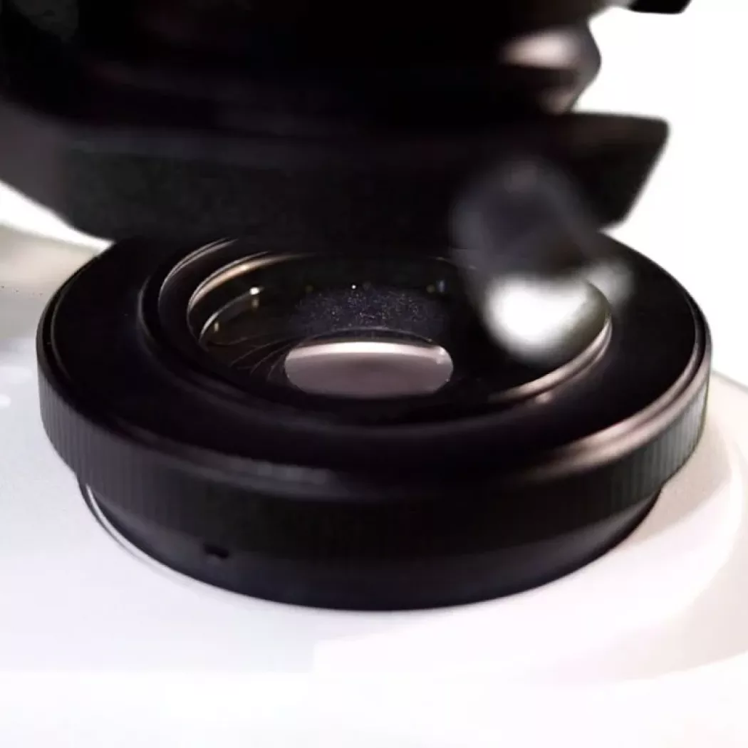 Oświetlenie mikroskopu KERN OBN w&nbsp;podstawie – zbliżenie