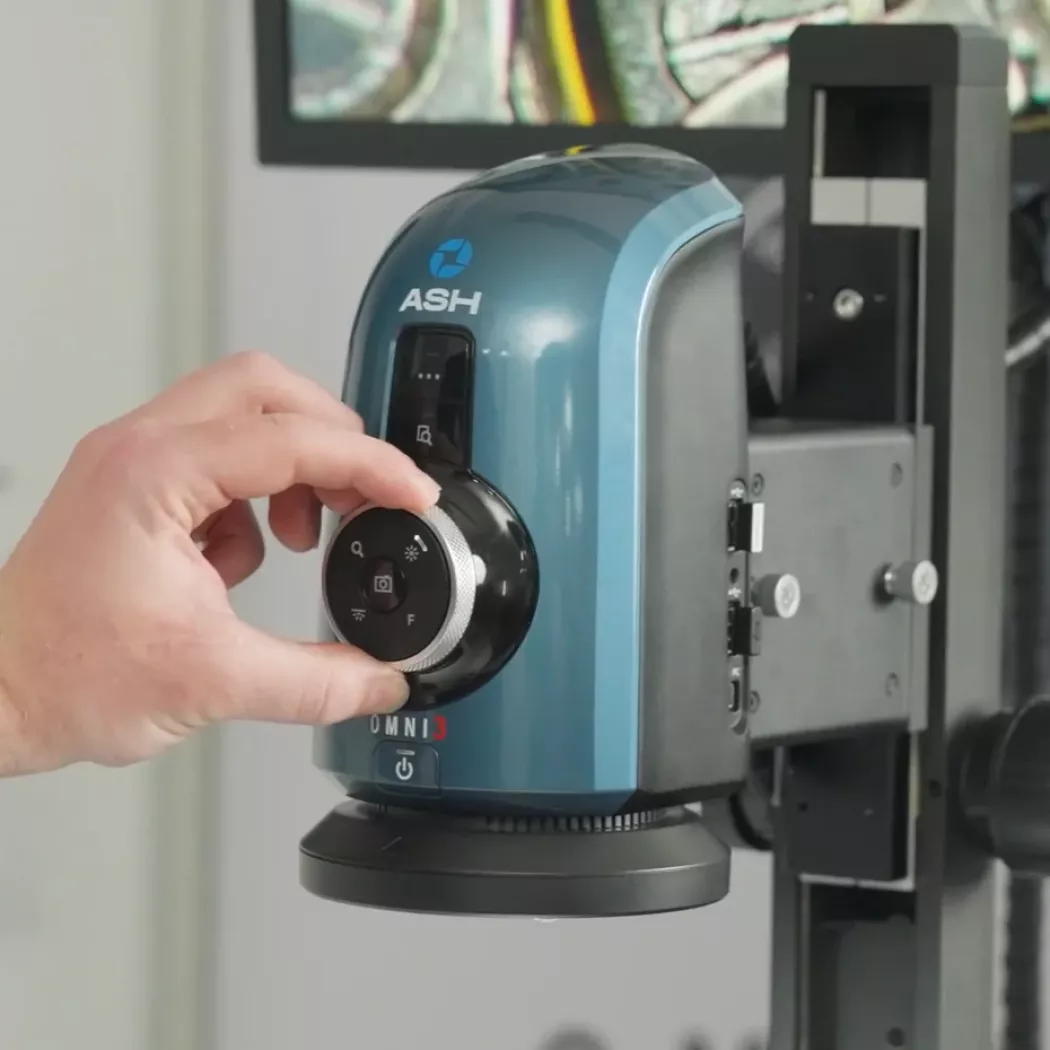 Pokrętło regulacyjne mikroskopu Omni 3 w&nbsp;trakcie obsługi przez operatora