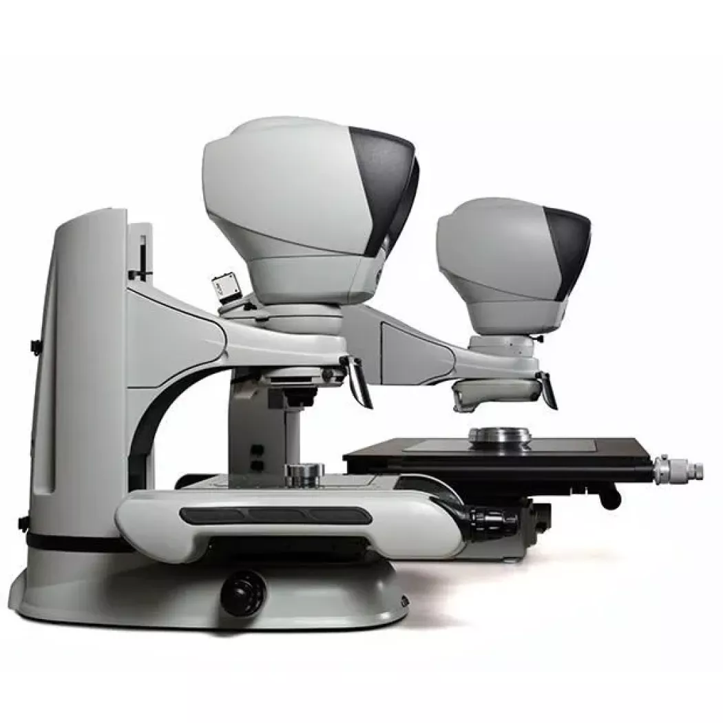 Mikroskop pomiarowy Hawk z&nbsp;długim stolikiem pomiarowym i&nbsp;głowicą optyczną – widok boczny