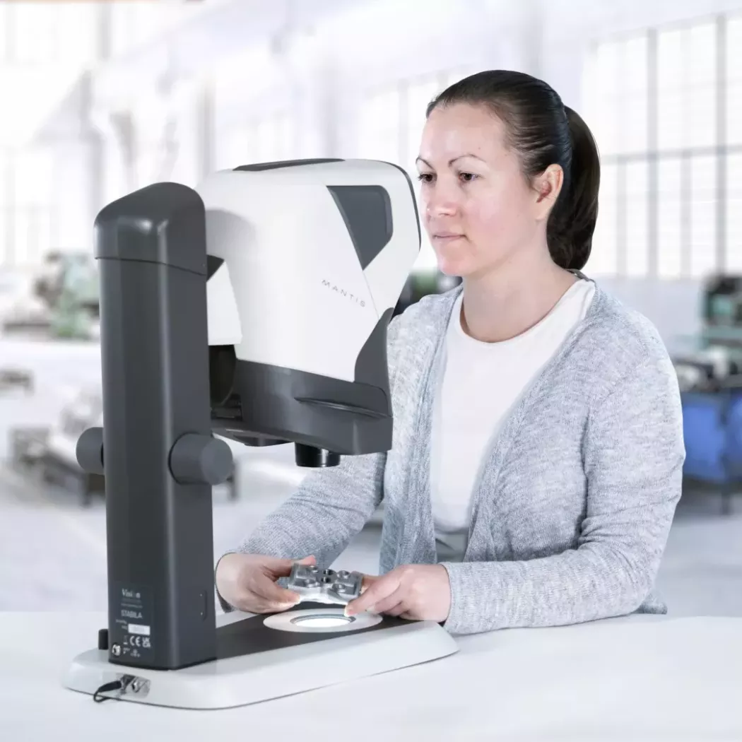 Inspekcja elementu metalowego z&nbsp;użyciem mikroskopu stereoskopowego Mantis IOTA