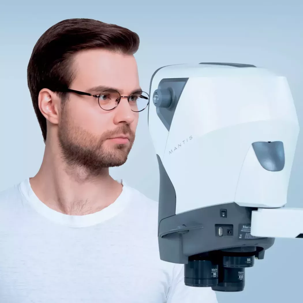 Operator w&nbsp;okularach korzysta z&nbsp;mikroskopu stereoskopowego Mantis PIXO