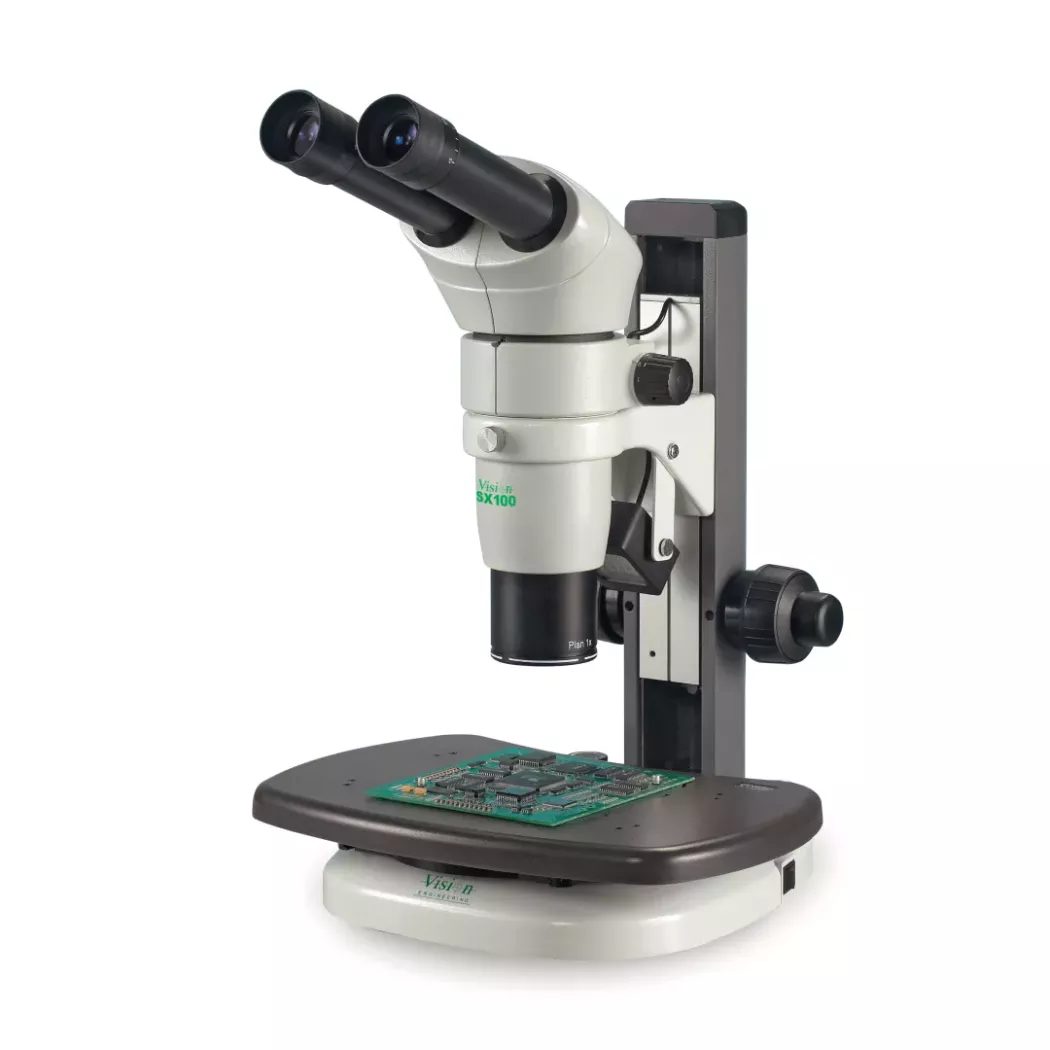 Mikroskop stereoskopowy SX100 Vision Engineering na statywie kolumnowym z&nbsp;płytką PCB na stoliku inspekcyjnym