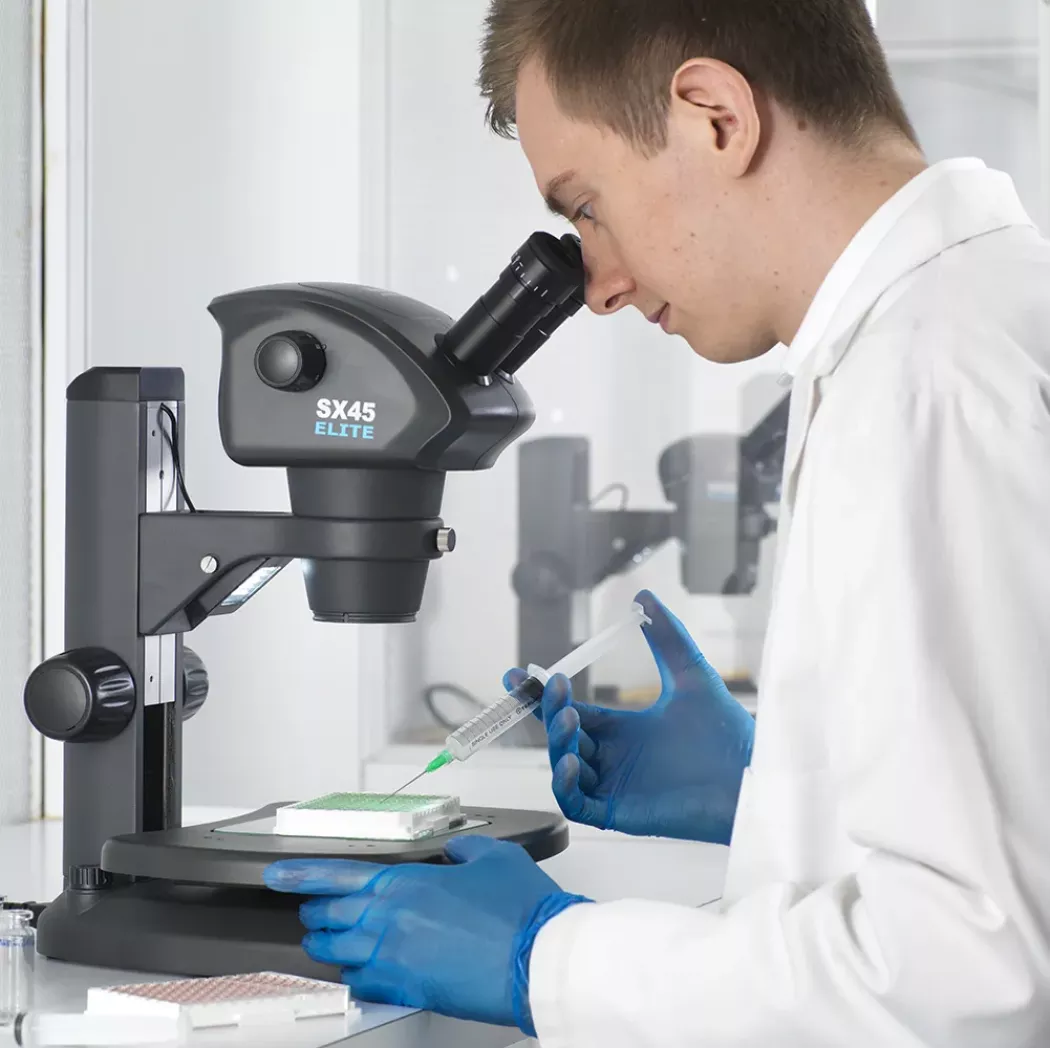 Laborant korzystający z&nbsp;mikroskopu stereoskopowego SX45 Elite do aplikacji medycznych w&nbsp;laboratorium