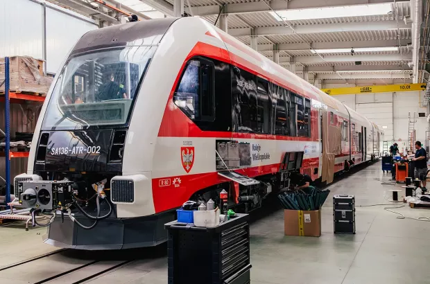 Hala serwisowa Modertrans Poznań – tramwaj w&nbsp;trakcie remontu i&nbsp;kontroli jakości.