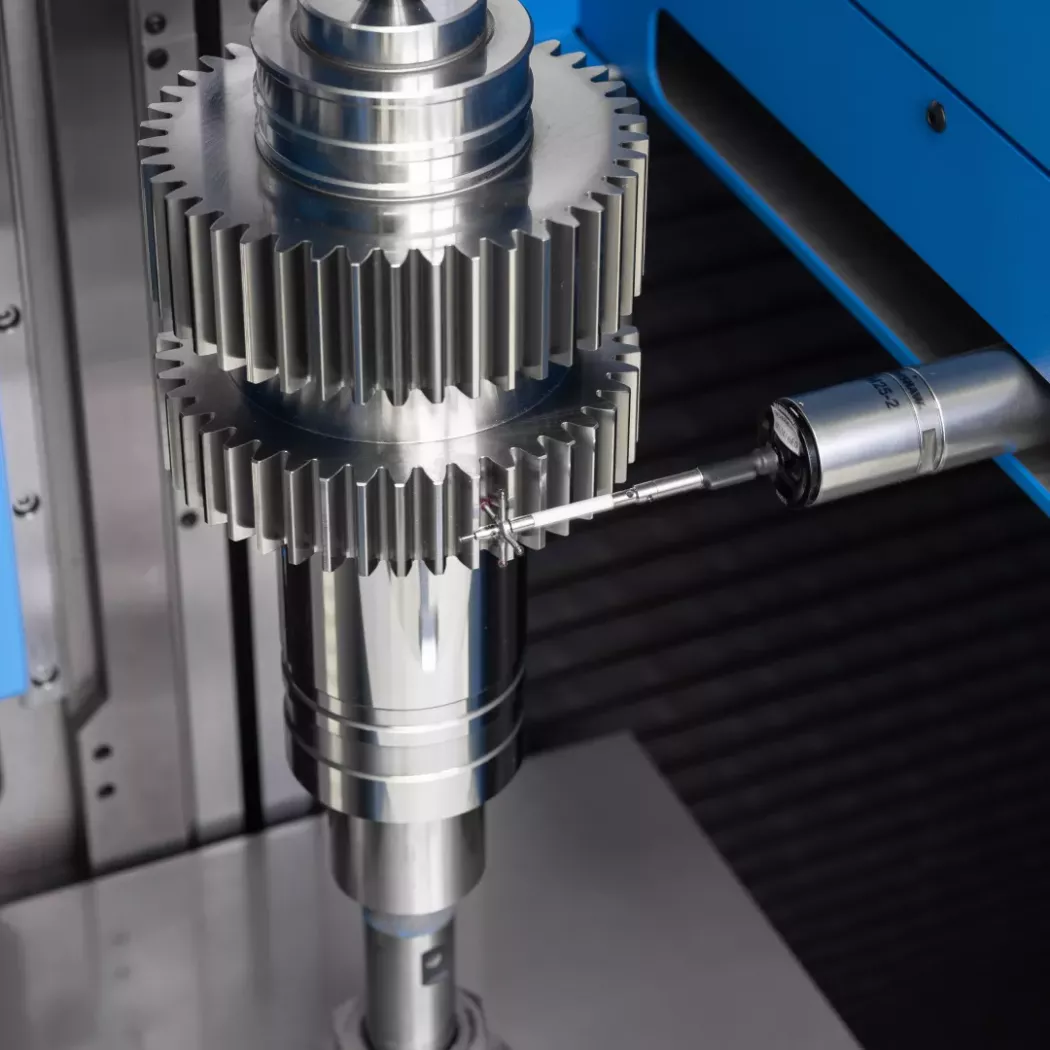 Opticline C1223 z&nbsp;sondą T3D podczas pomiaru koła zębatego