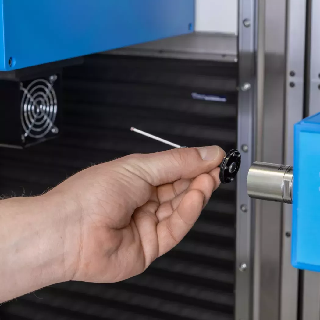 Operator wymieniający sondę pomiarową T3D w&nbsp;urządzeniu Opticline C1223