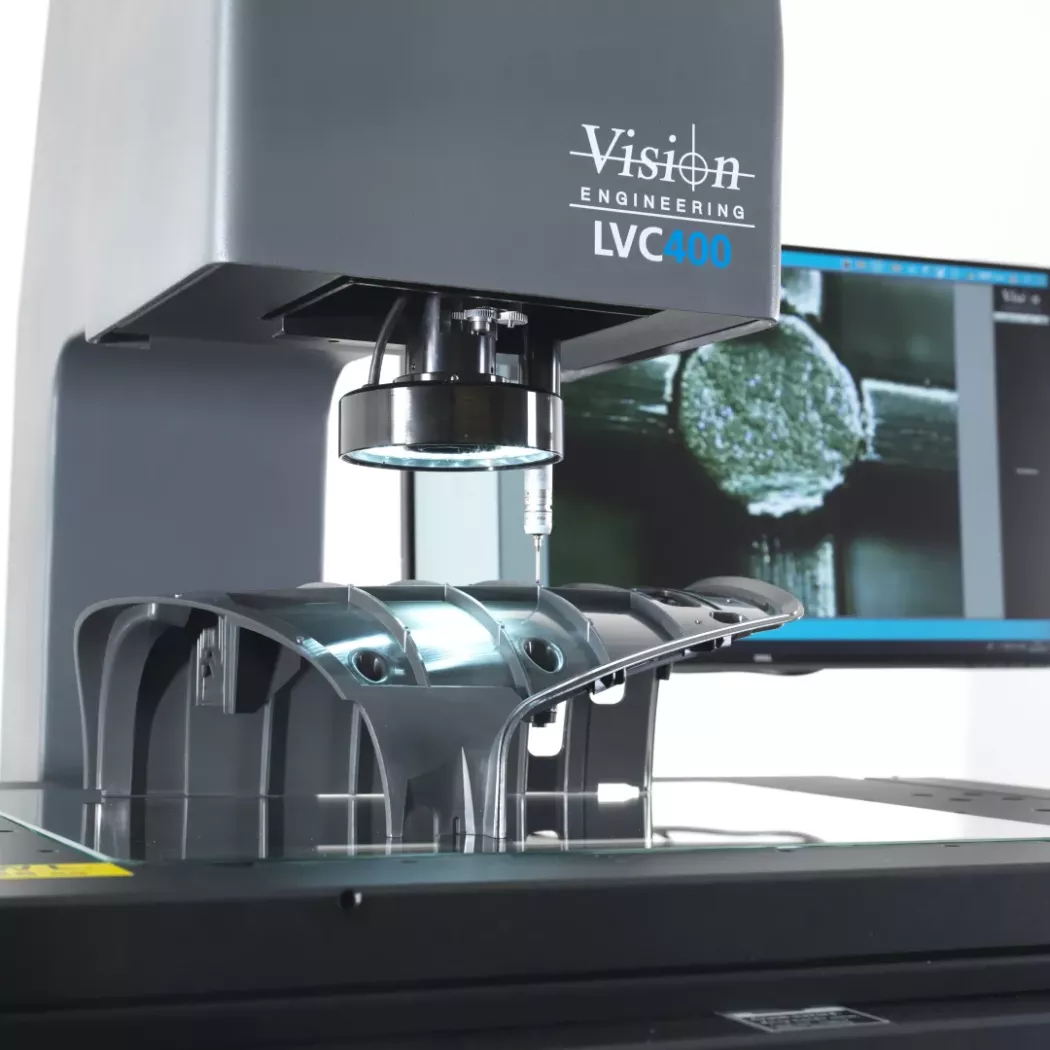 Optyczny system pomiarowy LVC 400 mierzący duży detal plastikowy na stole pomiarowym
