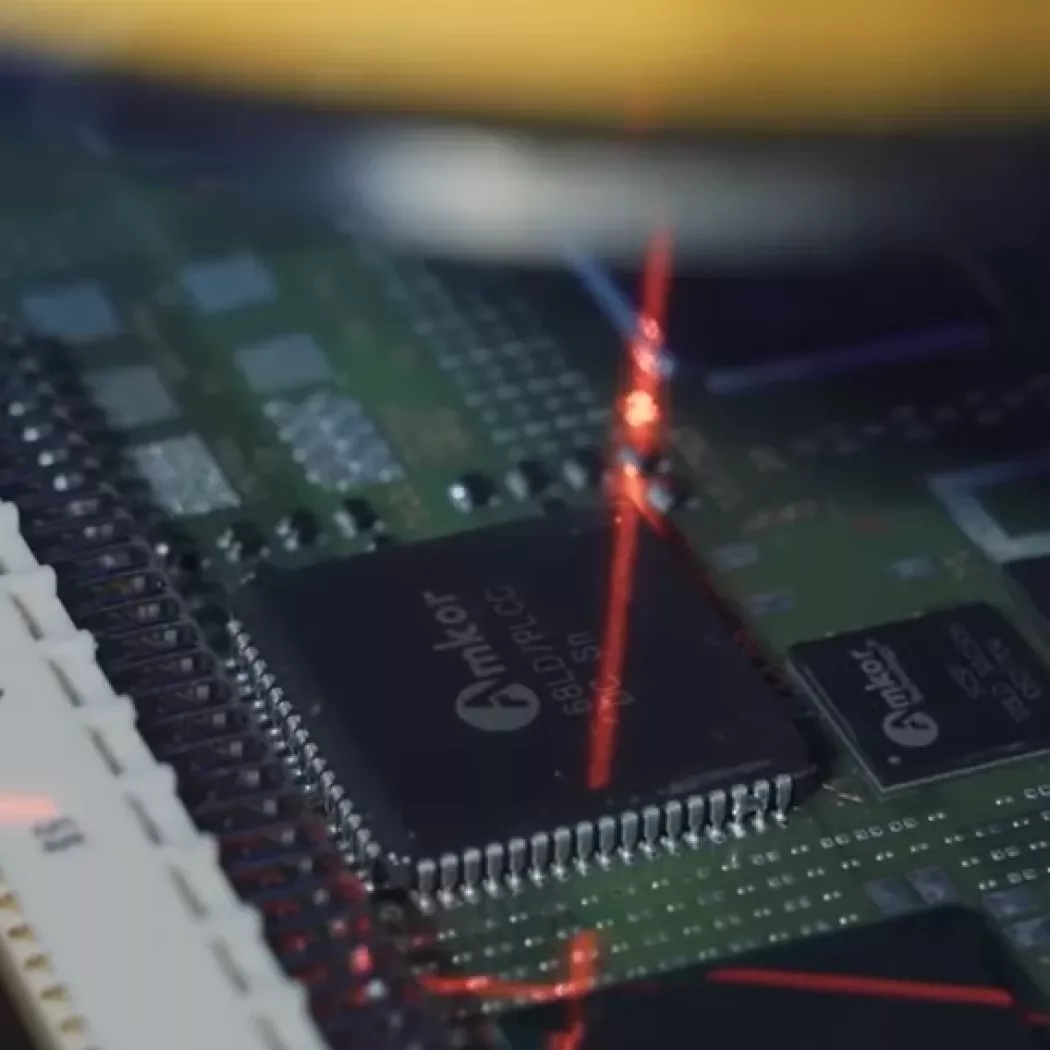 Układ scalony Amkor podczas inspekcji rentgenowskiej w&nbsp;systemie Phoenix Nanomex Neo