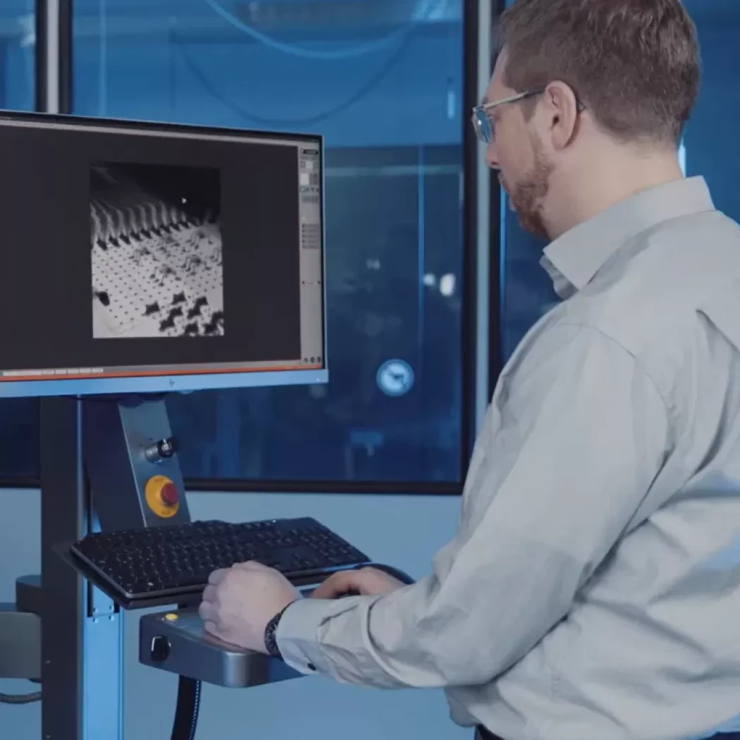 Operator analizujący obraz rentgenowski układów elektronicznych w&nbsp;Phoenix Nanomex Neo