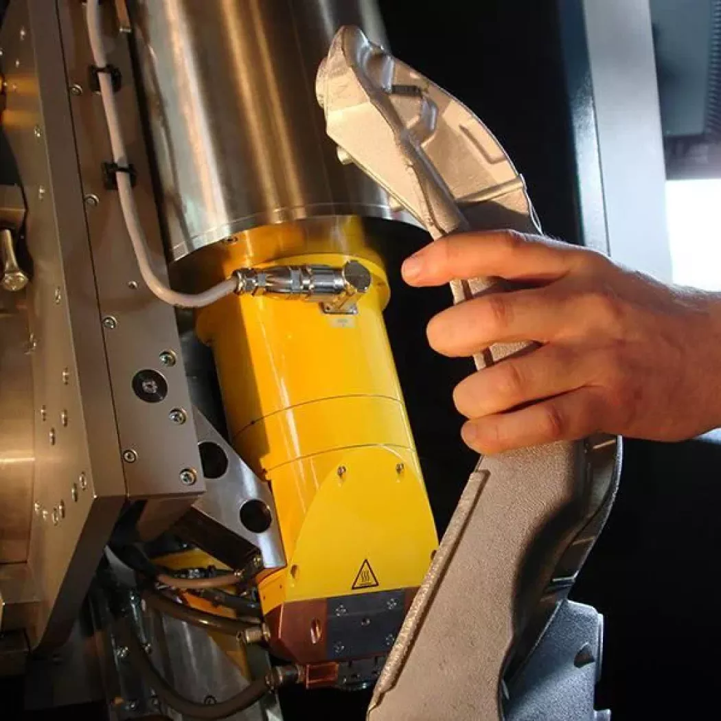 Wkładanie odlewu aluminiowego do komory systemu CT Phoenix V|tome|x S240