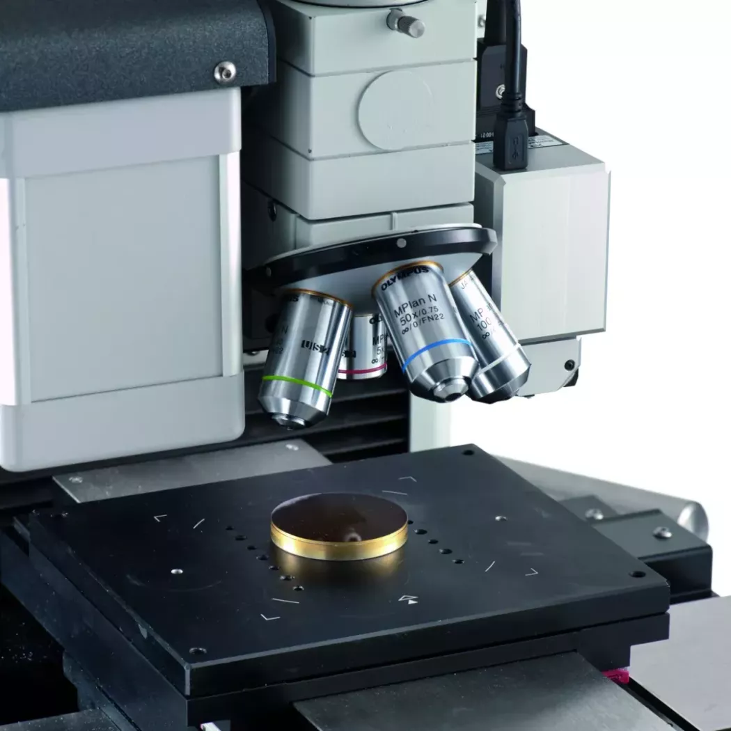 Nanotwardościomierz PICODENTOR HM500 bada twardość próbki metalowej na stole pomiarowym