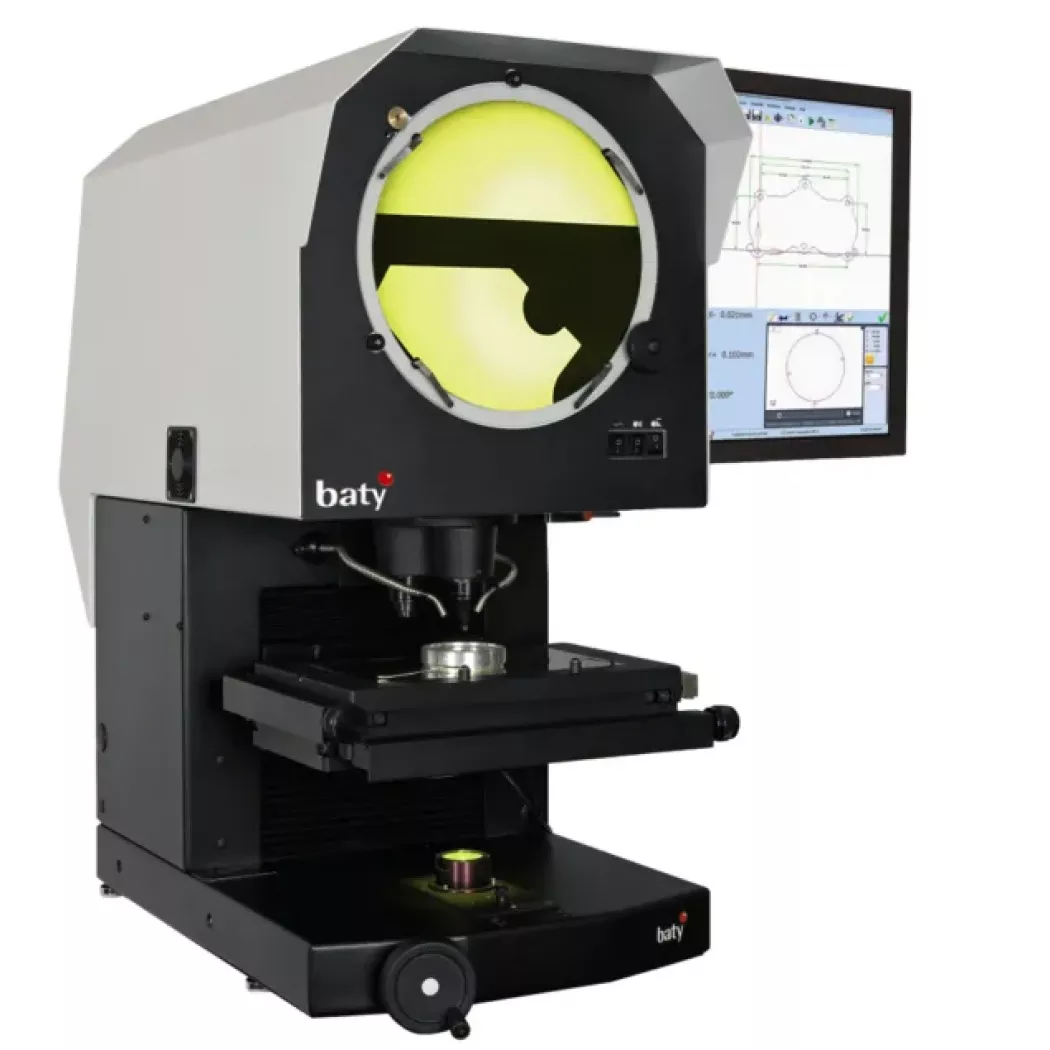 Stołowy pionowy projektor pomiarowy Baty z&nbsp;ekranem projekcyjnym i&nbsp;monitorem z&nbsp;oprogramowaniem