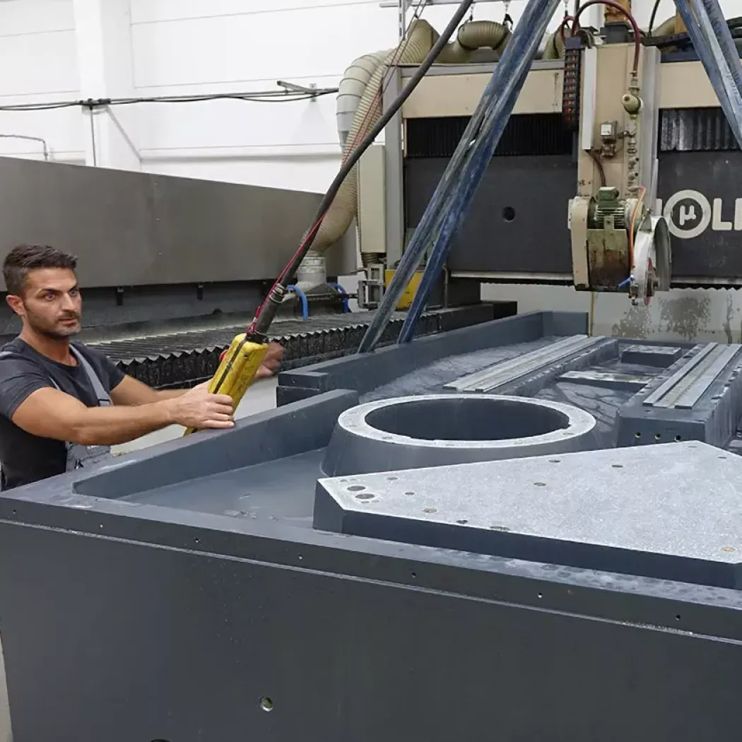 Manipulacja i obróbka dużej podstawy granitowej na maszynie z użyciem suwnicy