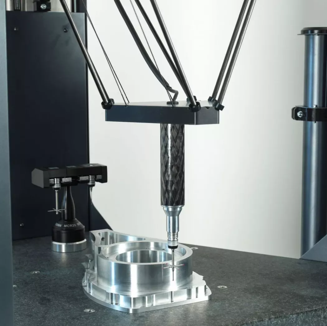 Sonda pomiarowa Deltron CMM podczas pomiaru części metalowej w&nbsp;systemie ViTouch3D