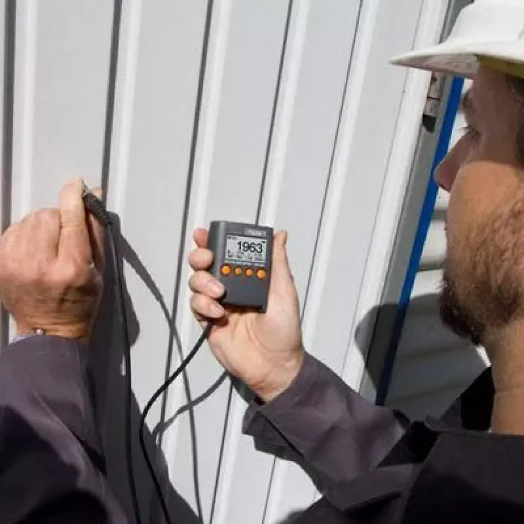 Kontrola grubości powłoki antykorozyjnej na elementach elewacji – miernik grubości powłok