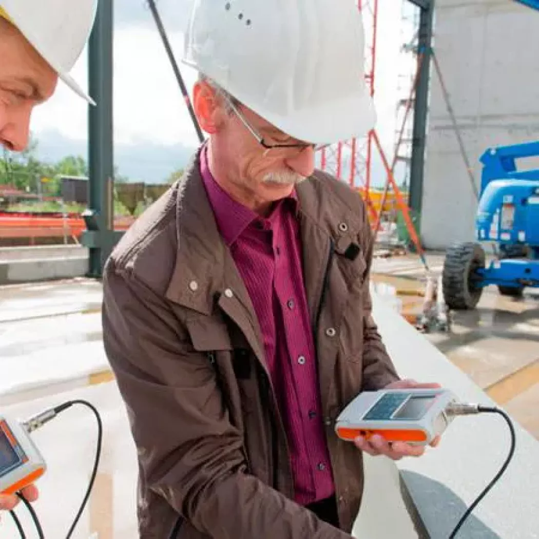 Kontrola grubości powłok na budowie w&nbsp;terenie przy użyciu miernika grubości powłok FMP 100–150