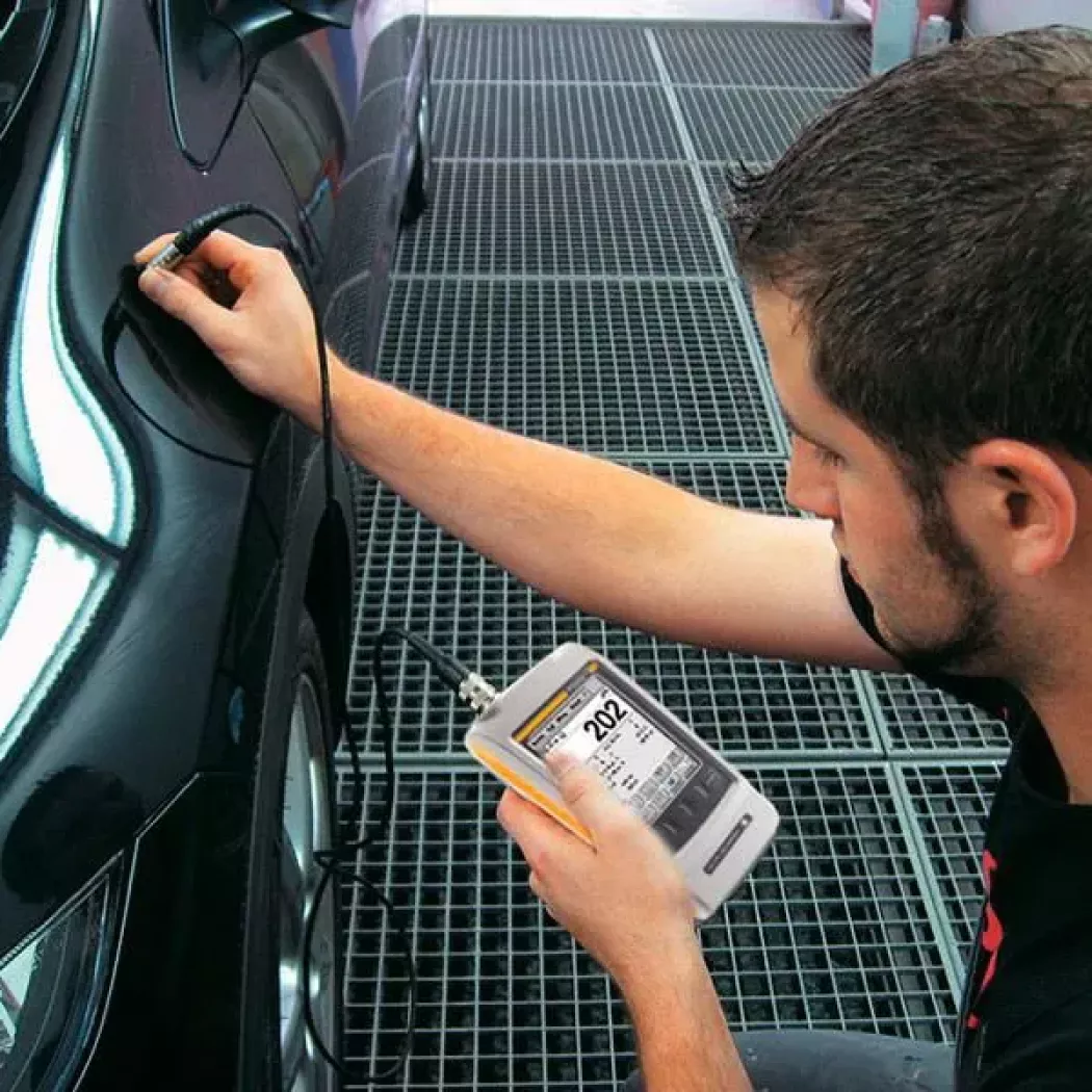 Kontrola grubości lakieru na karoserii samochodu przy użyciu miernika grubości powłok