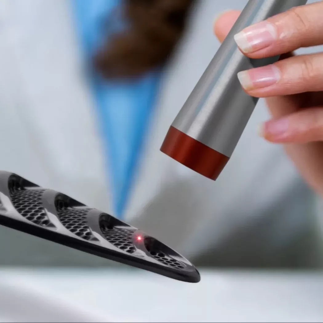 Pomiar laserowy grubości powłoki na małym detalu z&nbsp;użyciem urządzenia OptiSense PaintChecker Mobile