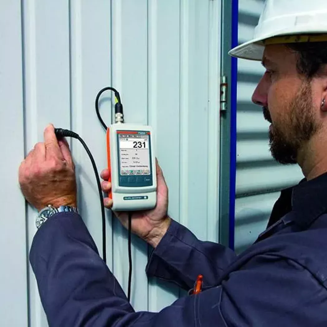 Pomiar grubości powłoki na elewacji/konstrukcji w&nbsp;terenie przy użyciu miernika z&nbsp;sondą