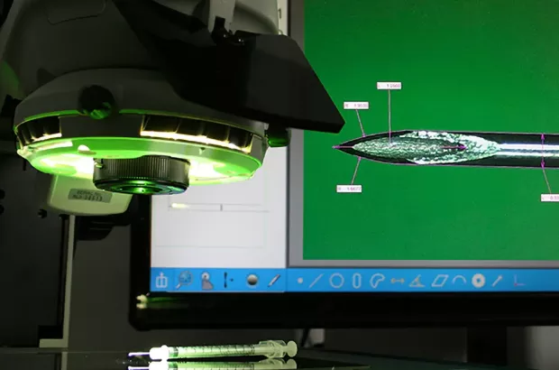 Mikroskop wizyjny mierzący końcówkę igły hipodermicznej; pomiar grubości i&nbsp;ostrości zgodnie z&nbsp;ISO 9626/ISO 7864