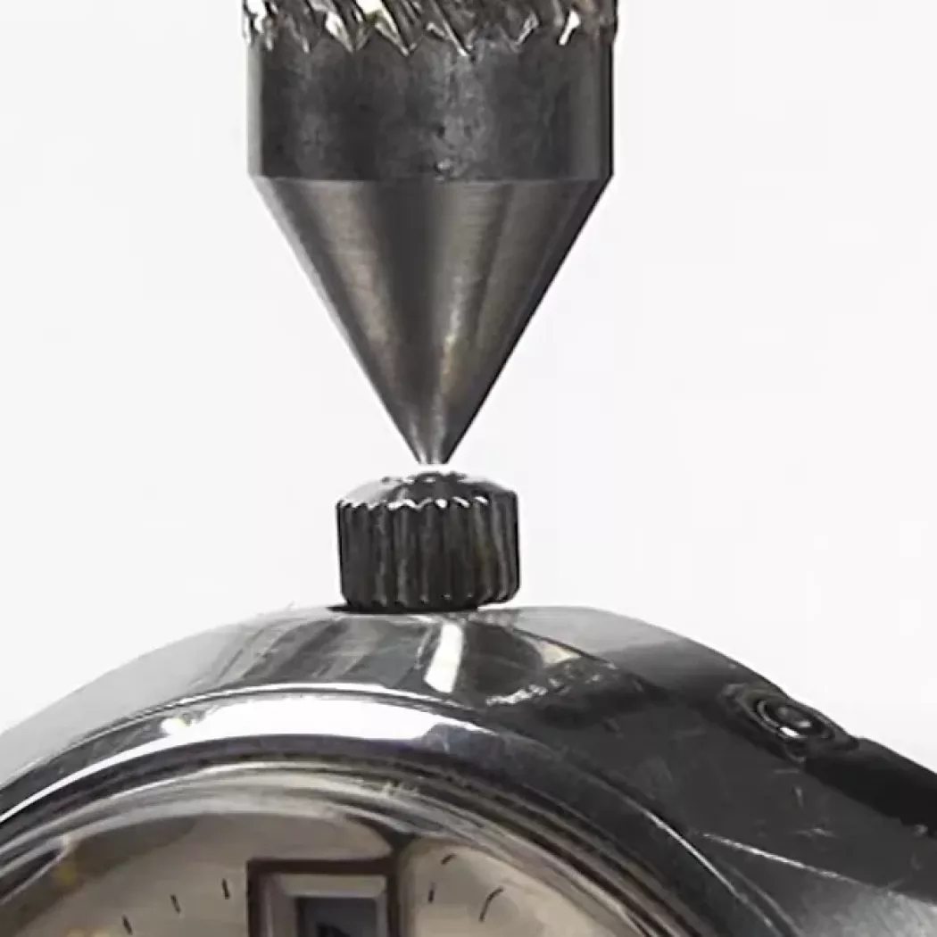 Pomiar siły nacisku na element zegarka przy użyciu testera Mecmesin