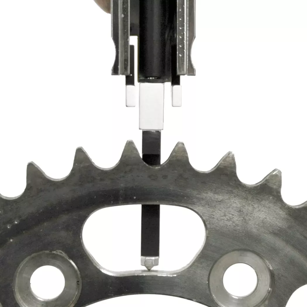 Punktowy pomiar twardości metalu twardościomierzem Ernst e-handy na kole zębatym